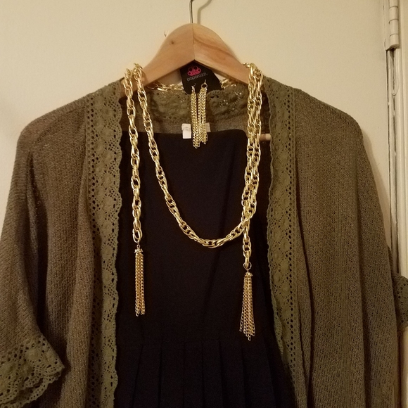 HI, I'm Deborah. I sell paparazzi jewelry. - Picture 2 of 4